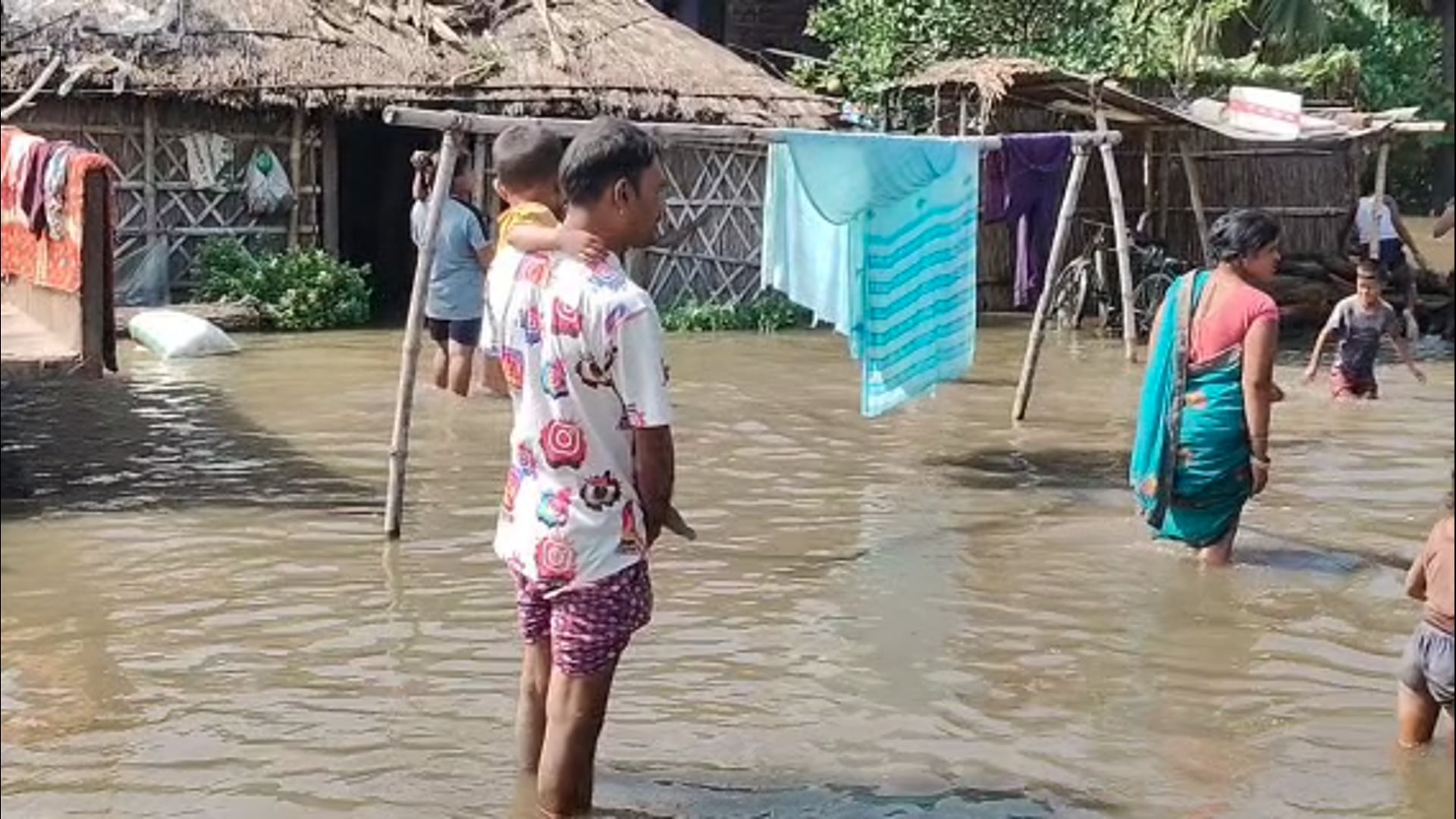 बगहा में बाढ़ का संकट: कई घरों में घुसा पानी, प्रशासन ने तेज की राहत व्यवस्था