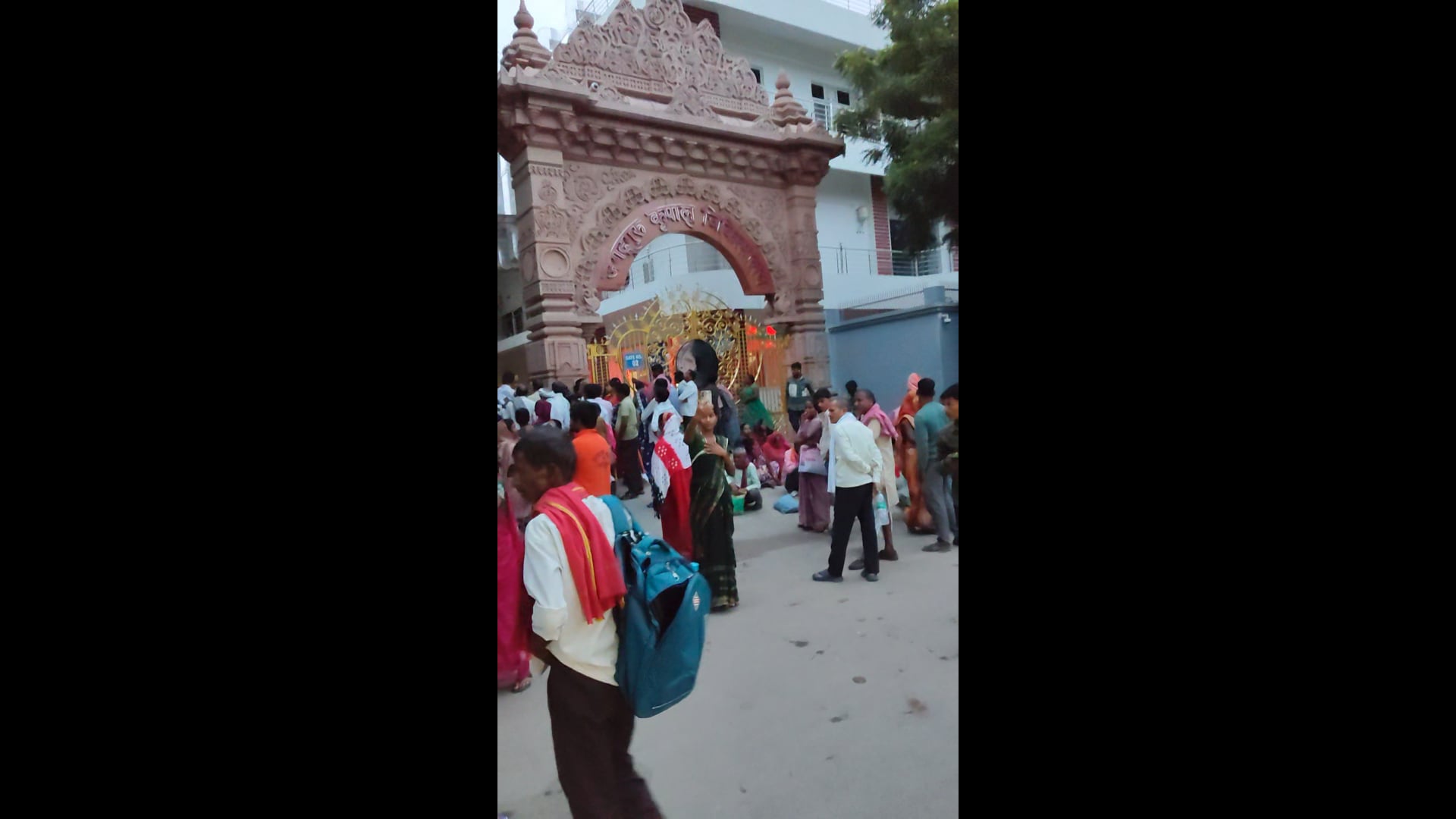 मनगढ जगतगुरु कृपालु महाराज चिकित्सालय में रात से ही मरीजों की संख्या ज्यादा