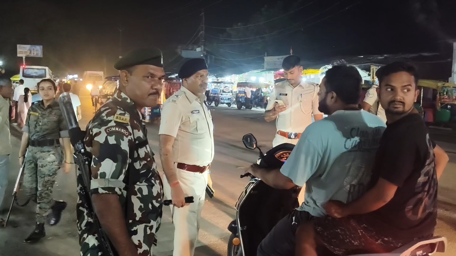 अमरपुर बस स्टैंड पर पुलिस का वाहन जांच अभियान, मचा हड़कंप।