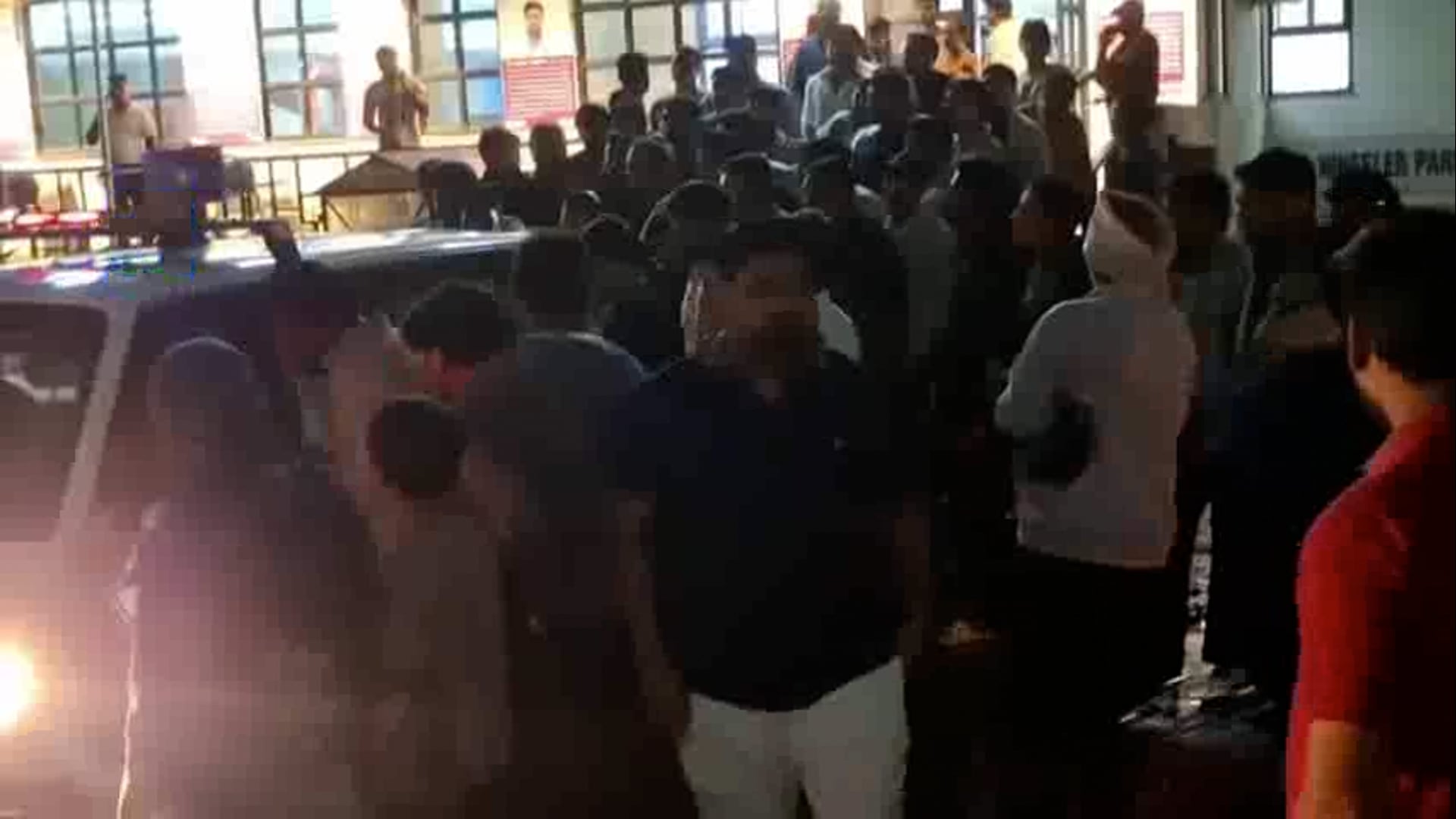 ! दर्दनाक सड़क हादसे से मचा हाहाकार! खुशियां बदली मातम में! तीन मौत! छह घायल!