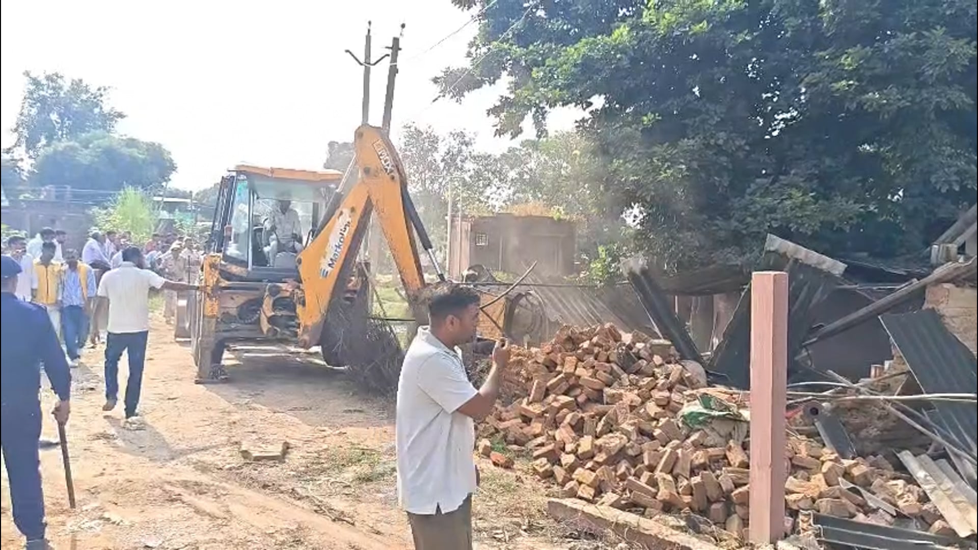 फूलपुर में चला प्रशासन का पीला पंजा, पोखर से हटाया अवैध अतिक्रमण
