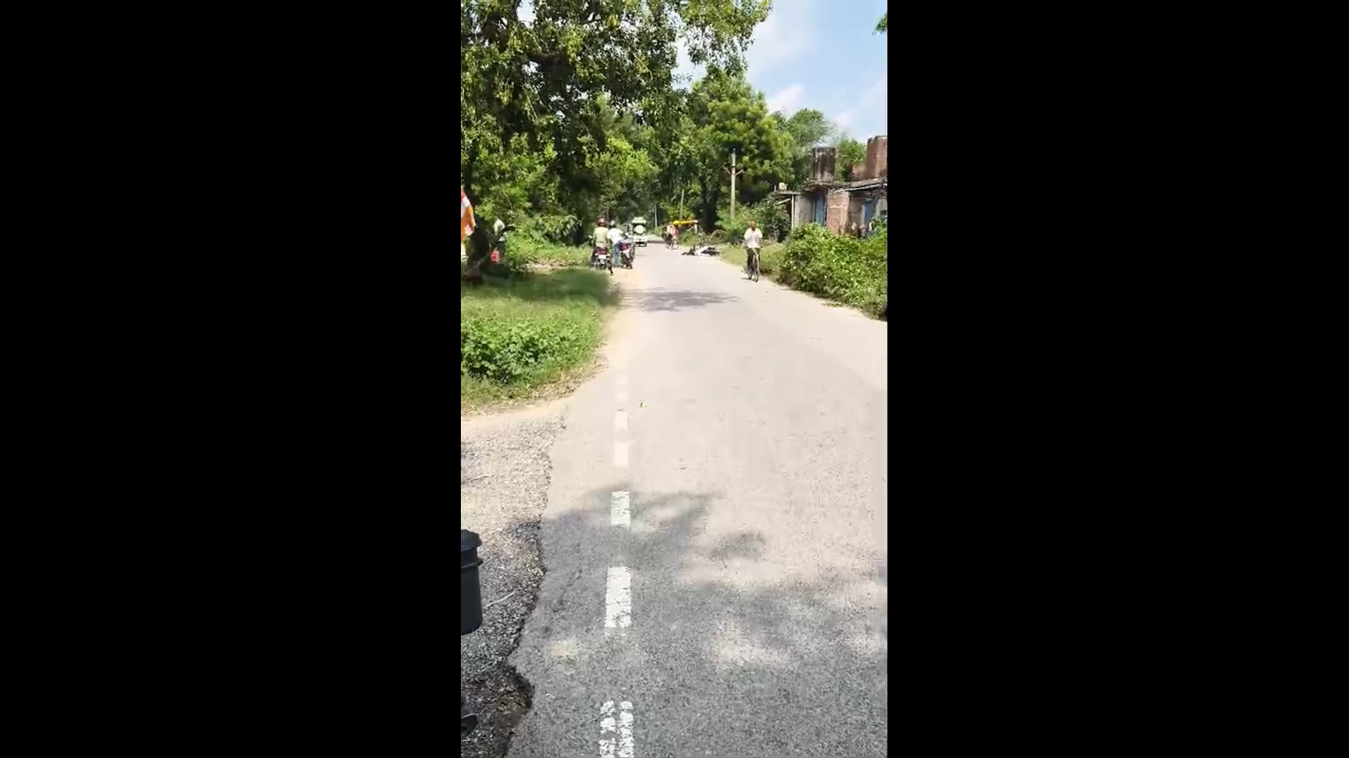 अम्बेडकर नगर आलापुर थाना क्षेत्र गोहनारपुर गांव के पास भीषण सड़क हादसा ट्रक की चपेट में आने से एक युवक की जान चली गई दो गंभीर रूप से घायल।