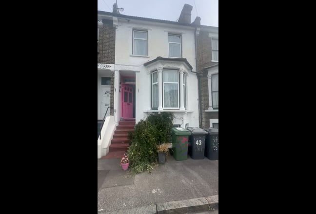 Clean friendly house in travel zone 2 Main Photo