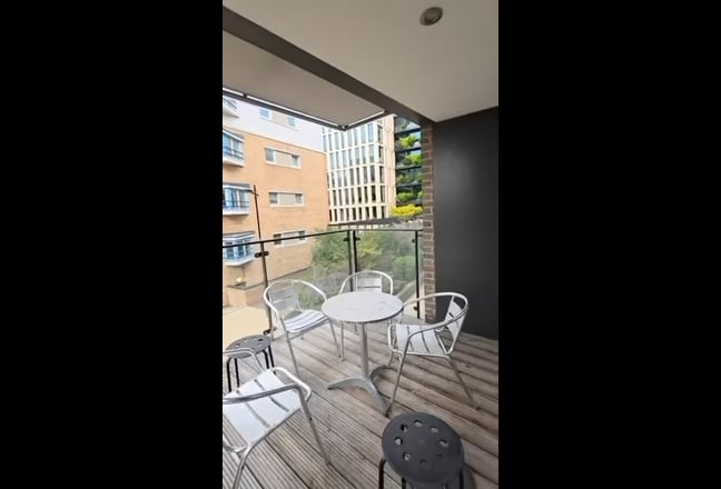 Balcony Ensuite 2bed 2bath Train Station Apartment Main Photo