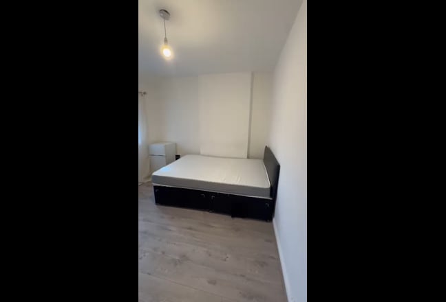  fully furnished room available, bills included Main Photo