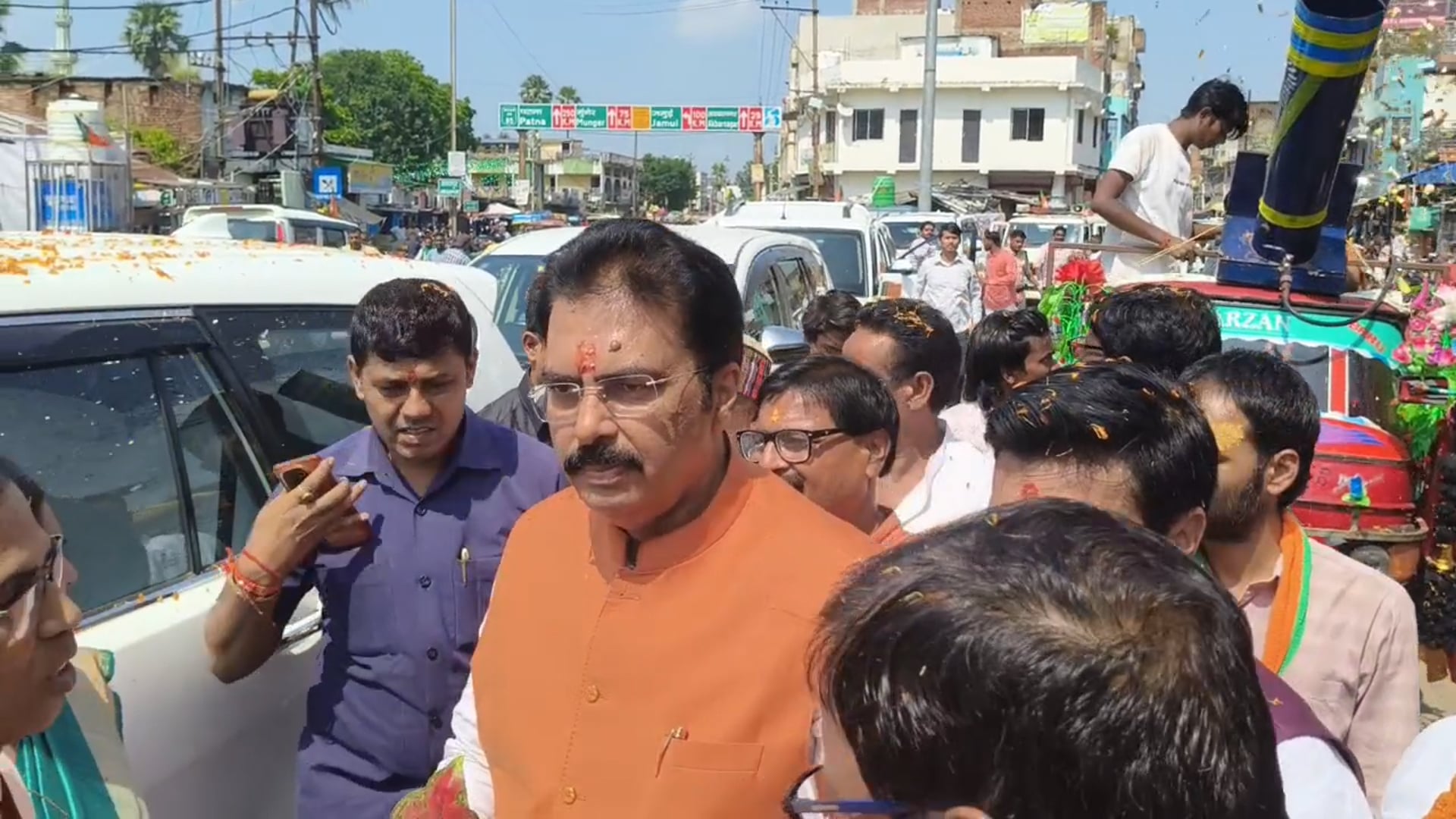 अमरपुर पहुंचे भाजपा प्रदेश अध्यक्ष संजय सरावगी, जेसीबी से हुई पुष्प वर्षा, वजन के बराबर मिठाई से हुआ स्वागत।