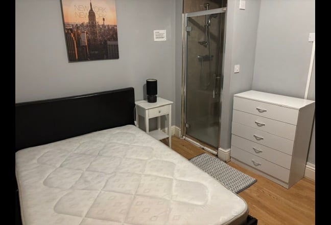 Lovely Double Ensuite Room Main Photo