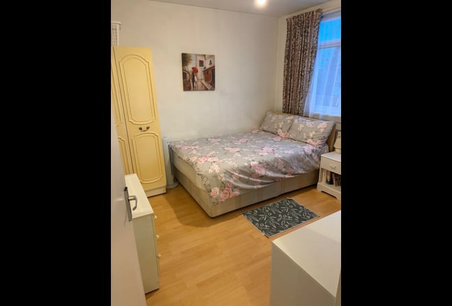 Cosy double room female preferred no bills Main Photo