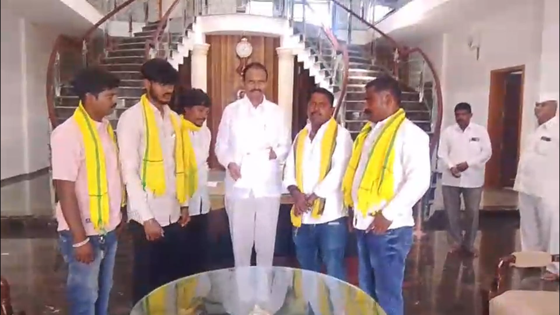 नातेपुते येथील अहिल्यादेवींच्या पुतळ्या शेजारचं अतिक्रमण हटवण्यासाठी आमदार उत्तम जानकर यांना निवेदन