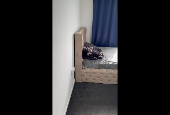 Single Spacious Shared Flat Room Main Photo