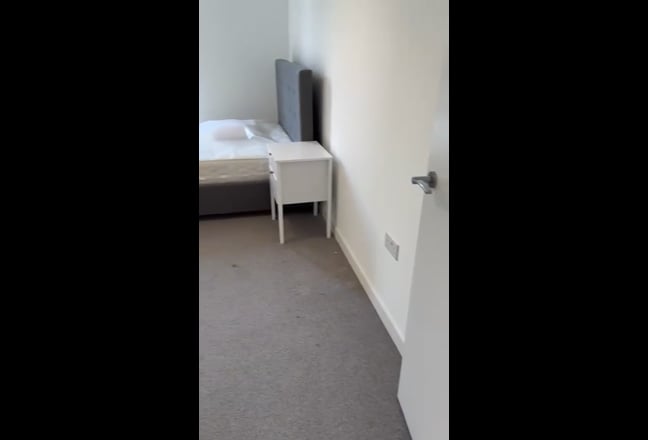 Modern Bright Double Room in Stratford (E15) Main Photo
