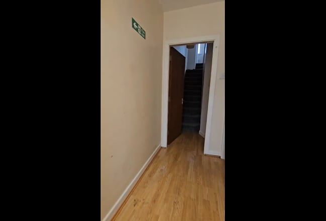 4 bedroom , 2 bathroom, 3 wc flat inc all bills Main Photo