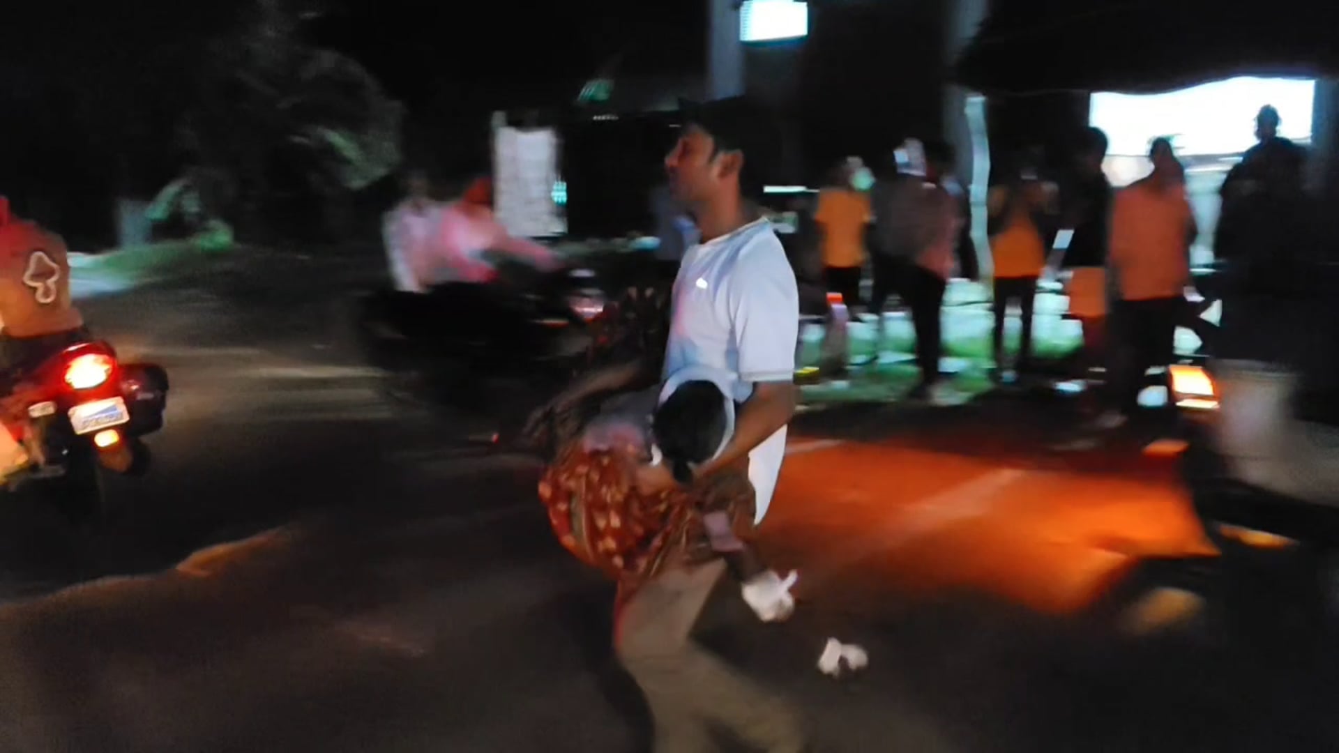 गश्त में निकले उपनिरीक्षक ने निभाया इंसानियत का फर्ज, घायल वृद्धा को पहुंचाया अस्पताल