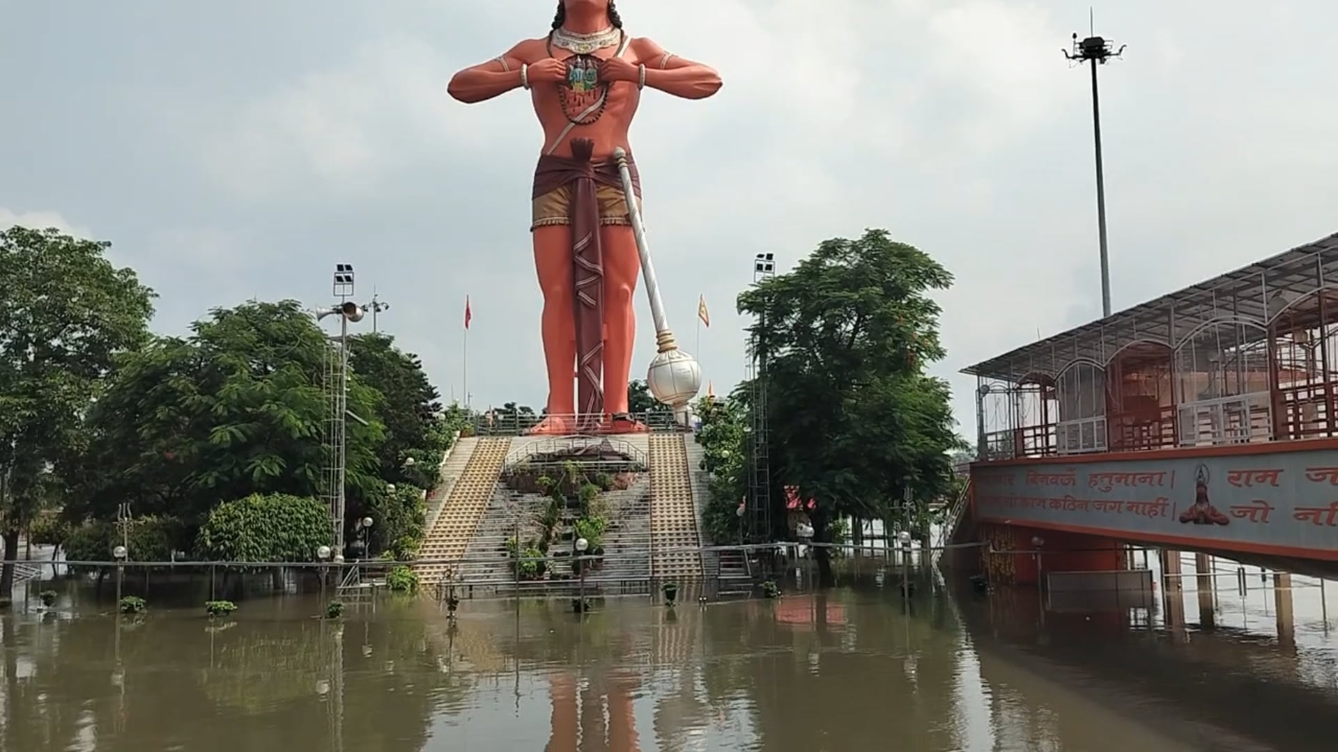 हनुमत धाम में बढ़ा जलस्तर, मंदिर के अंदर तक पहुंचा पानी...