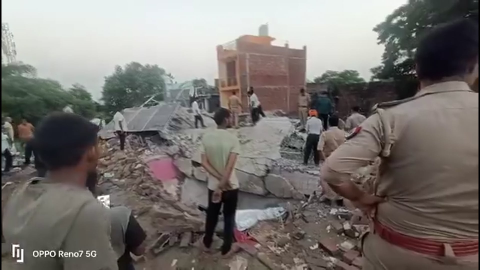 फतेहपुर में गैस सिलेंडर ब्लास्ट से मकान ढह गया। हादसे में एक ही परिवार के 4 लोगों की मौत हो गई है। 3 लोगों की हालत नाजुक बनी हुई है। ब्लास्ट इतना जोरदार था कि मकान की ईंट ईंट बिखर गईं।
