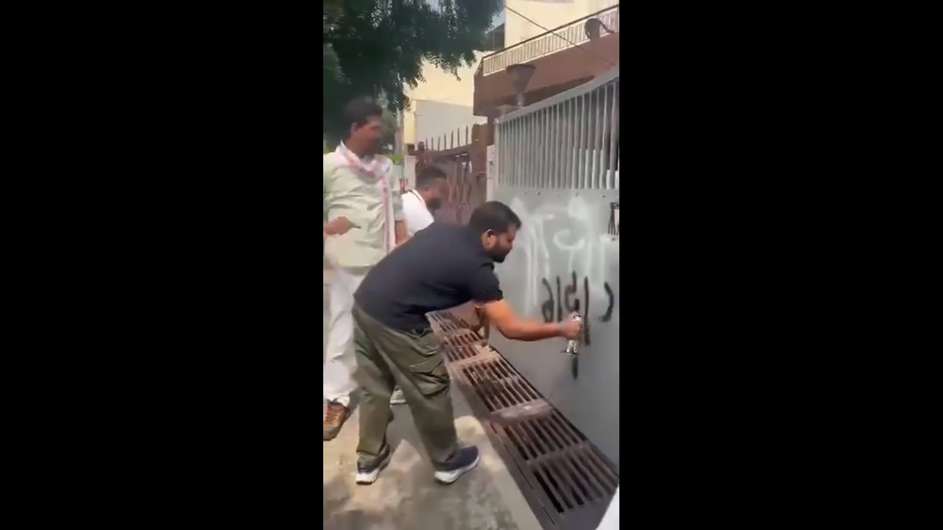 कांग्रेस के कार्यकर्ताओं ने... ज्ञानेश कुमार के घर के गेट पर कालिख से... ज्ञानेश गद्दार और वोट चोर लिख दिया है....
आगरा... उत्तर प्रदेश...