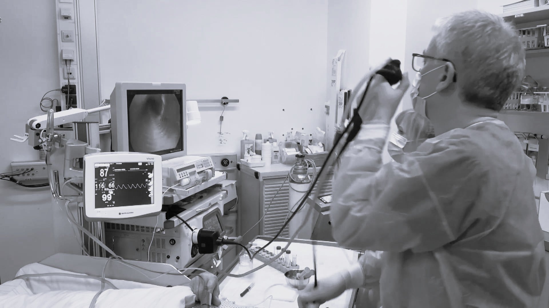 Endobronchial cryobiopsies with the 2.4 mm single-use probe