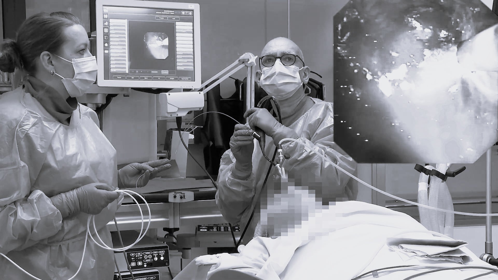 Removal of a lung tumor with monopolar snare, flexible single-use cryoprobe and APC