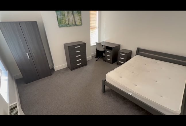Modern Large double Bedroom bills inc NG5 Main Photo