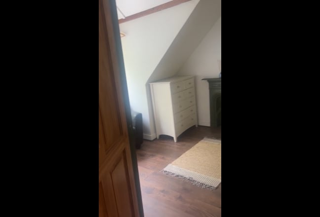 Single room in our lovely home Main Photo