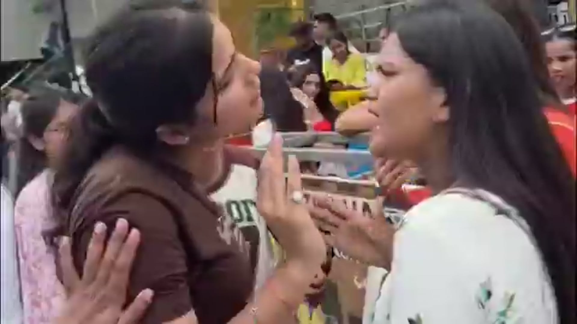 उत्तराखंड- हल्द्वानी में छात्रसंघ चुनाव के दौरान लड़कियों में जमकर हुआ मल्लयुद्ध 

हल्द्वानी में छात्रसंघ चुनाव में ABVPऔर NSUI के समर्थन को लेकर छात्राओं के बीच विवाद इतना बढ़ गया कि मामला हाथापाई तक पहुंच गया।