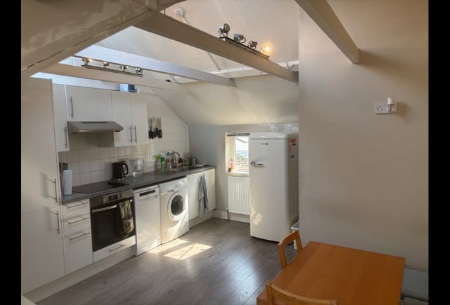 2 bedroom flat+large office-The Old Town, Clapham Main Photo