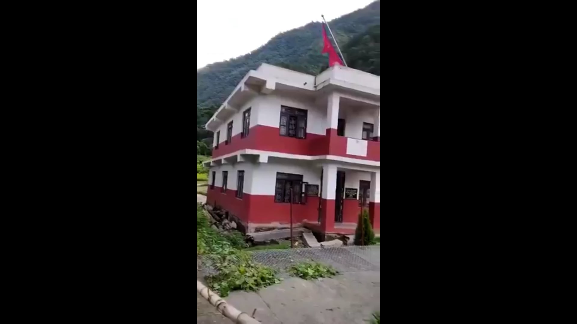 नेपाल में फिर भारी बारिश और लैंडस्लाइड ने तबाही मचा दी है.....

बागलुंग की गलकोट नगरपालिका की इमारत