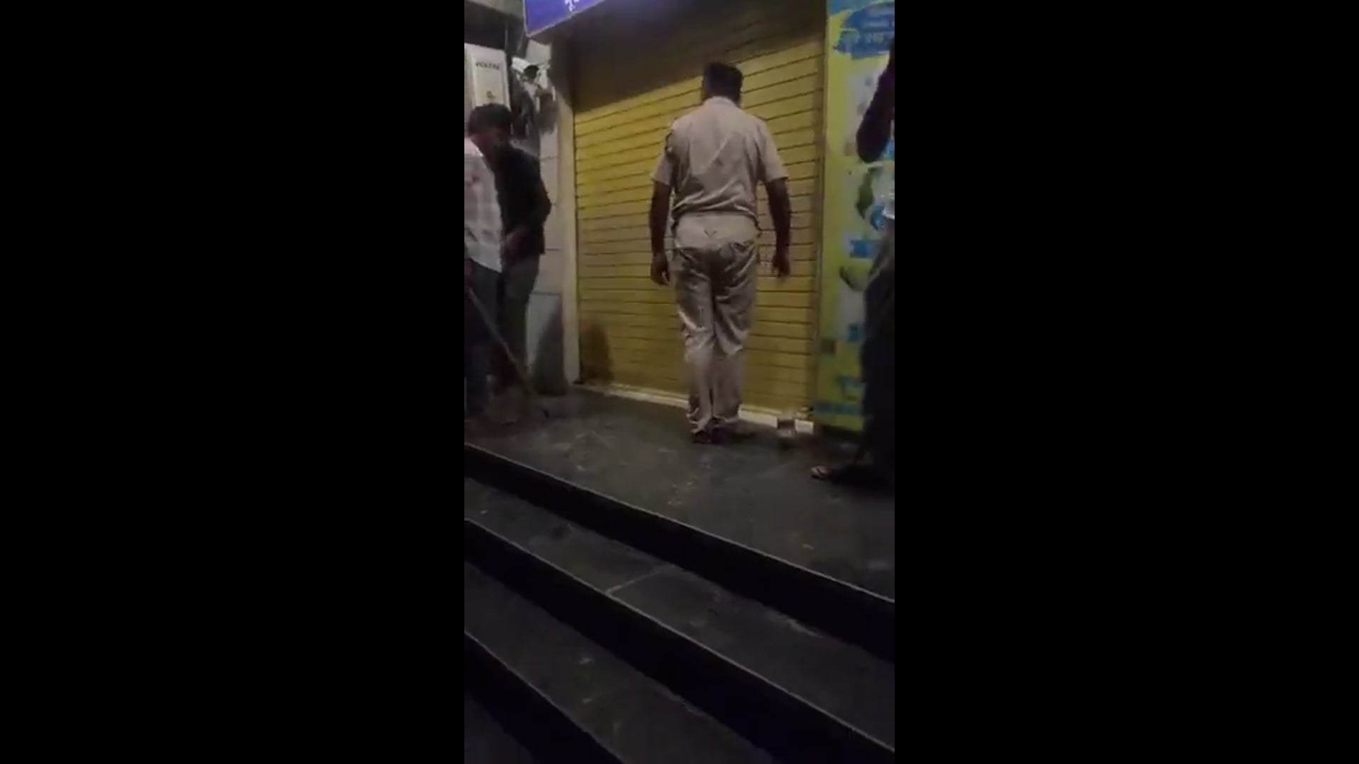 ATM उखाड़ने घुसे थे 

हेड ऑफिस में अलर्ट चला गया ,5 मिनट बाद ही पकड़े गए 

राजस्थान के नागौर जिले की घटना ..