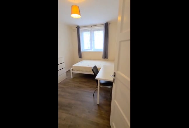 Spacious Four Bedroom Flat in Bethnal Green E2 Main Photo