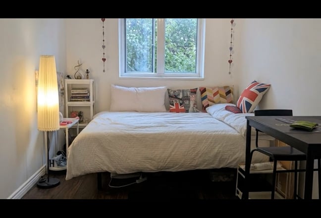 One sunny, fully furnished double room  Main Photo