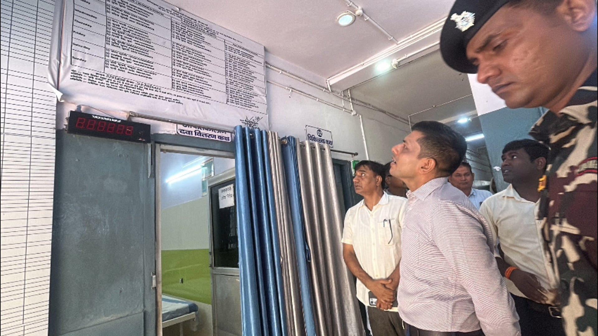मरीज कतार में, डॉक्टर गायब! डीएम के औचक निरीक्षण में बौंसी अस्पताल की खुली पोल