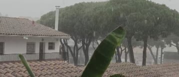 L'aiguat inunda part de l'escola Empúries i alguns carrers del poble
