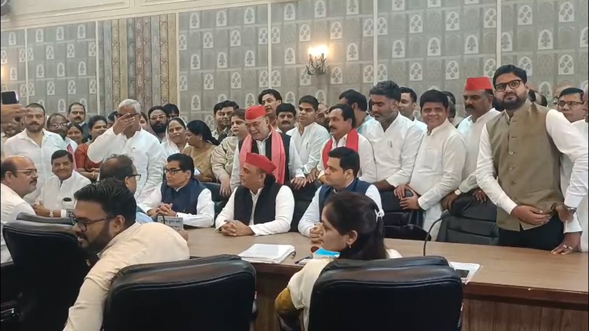 राज्यसभा चुनाव के लिए समाजवादी पार्टी का नामांकन-

अखिलेश यादव के साथ रामगोपाल यादव और धनराज परिमल नाथवानी का नामांकन

समाजवादी पार्टी के सभी विधायक भी नामांकन में मौजूद