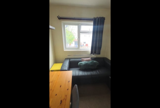 Spacious double bedroom zone 3  Main Photo