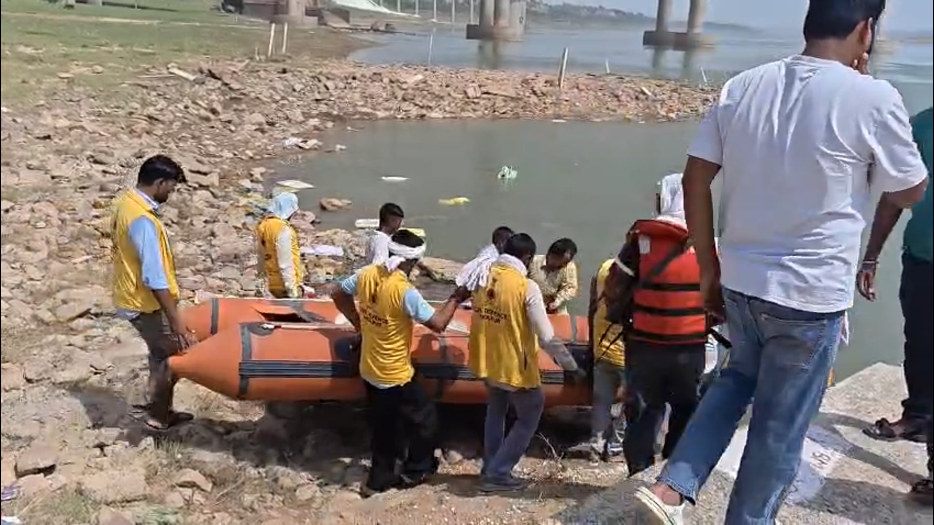 चंबल में तर्पण करने पहुंचे पटवारी, पैर फिसलते ही गहरे पानी में समाए
