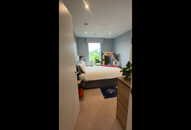 Double bedroom + large bathroom (short let) Main Photo