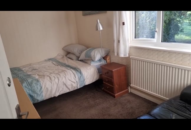 Spacious Upstairs Room in quite house Main Photo