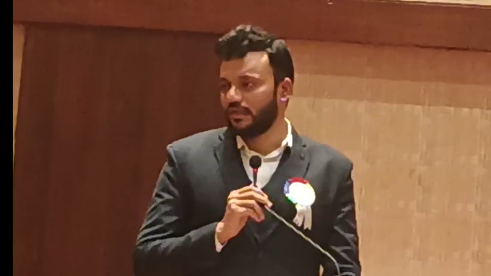 ज्याच्या पाठीमागे कोणी उभा नसते त्याच्या पाठीमागे मीडिया असते मुख्याधिकारी विशाल नरवडे 