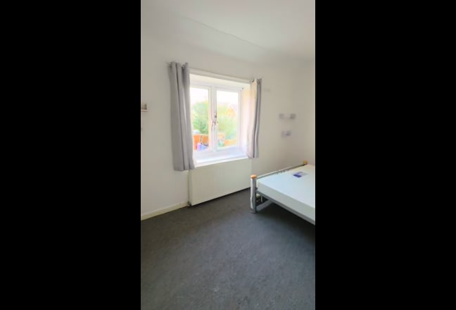 Fabulous 3 Bedrooms Furnished House in Becontree Main Photo