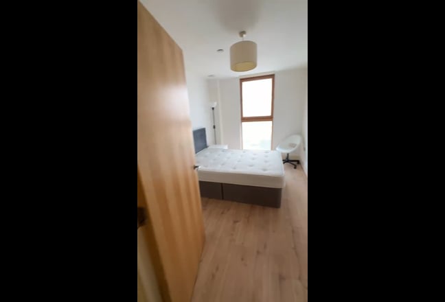3 Beds flat, Canary Wharf, E14 including Bills Main Photo