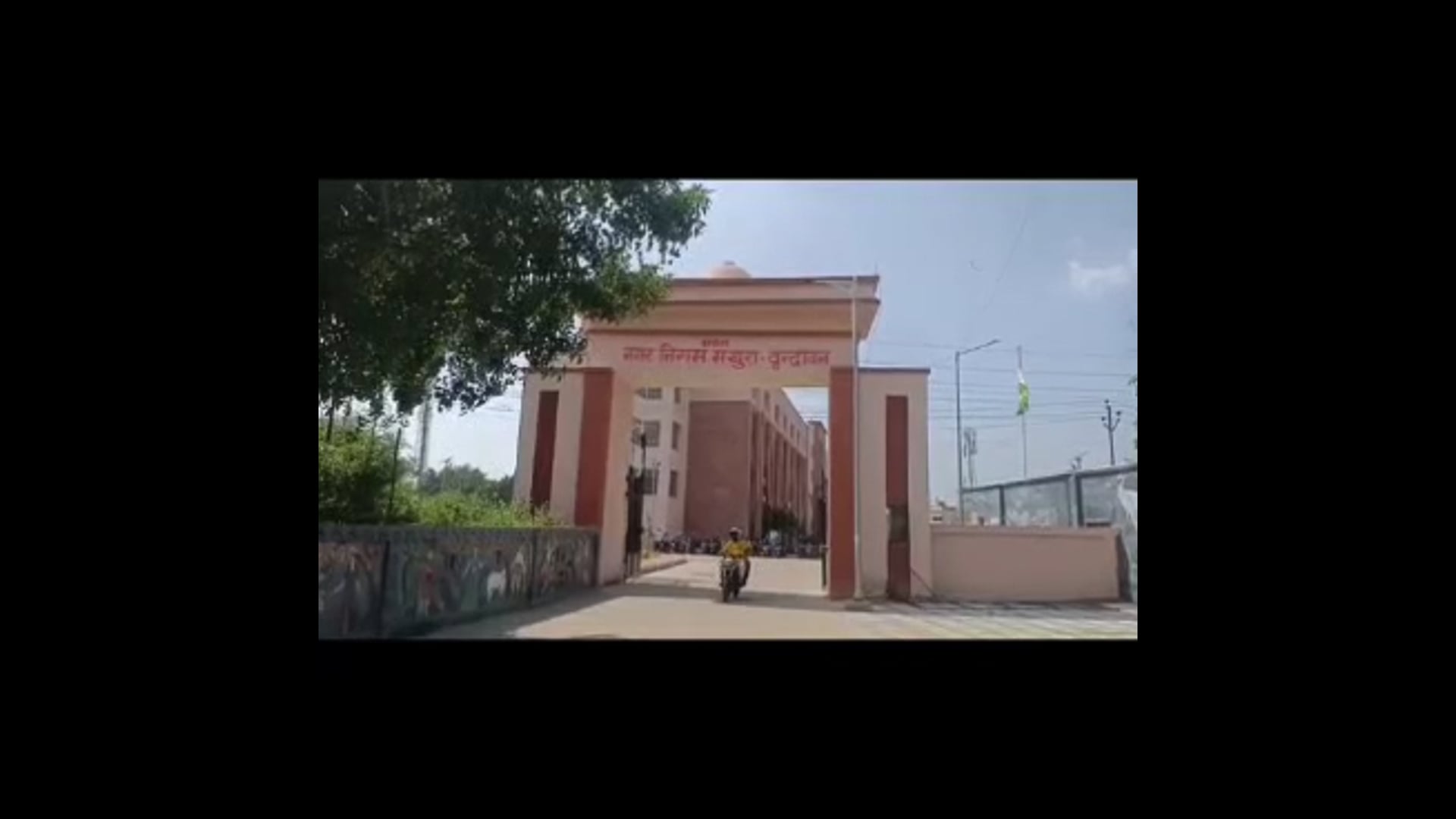 MANT-पानी में डूबी राह या रास्ते पर कब्जे का खेल? पथवारी मोहल्ले में,उठे सवाल,,