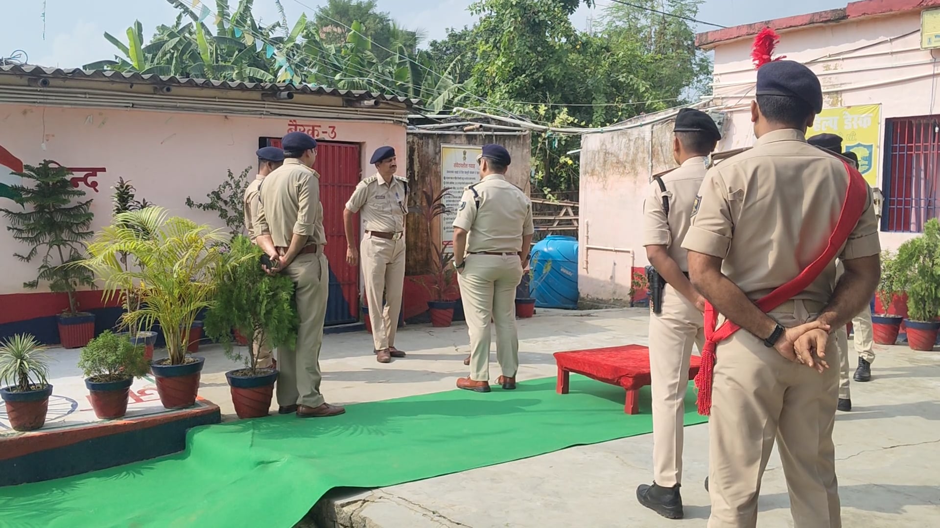एसपी अमितेश कुमार ने सहायक थाना नवादा बाजार का किया औचक निरीक्षण, गॉड ऑफ़ ऑनर्स से हुआ स्वागत