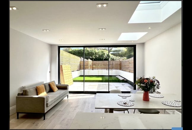Rooms available in flats in a new building.  Main Photo