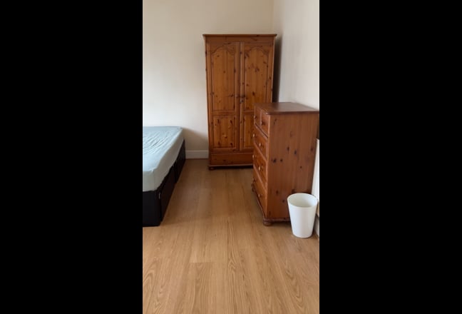 An excellent master room in Barking  Main Photo