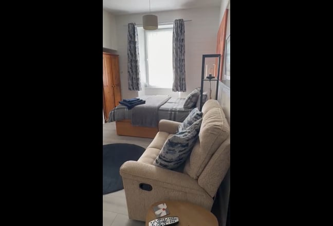 Bedsit ideally located Pembroke Main Photo