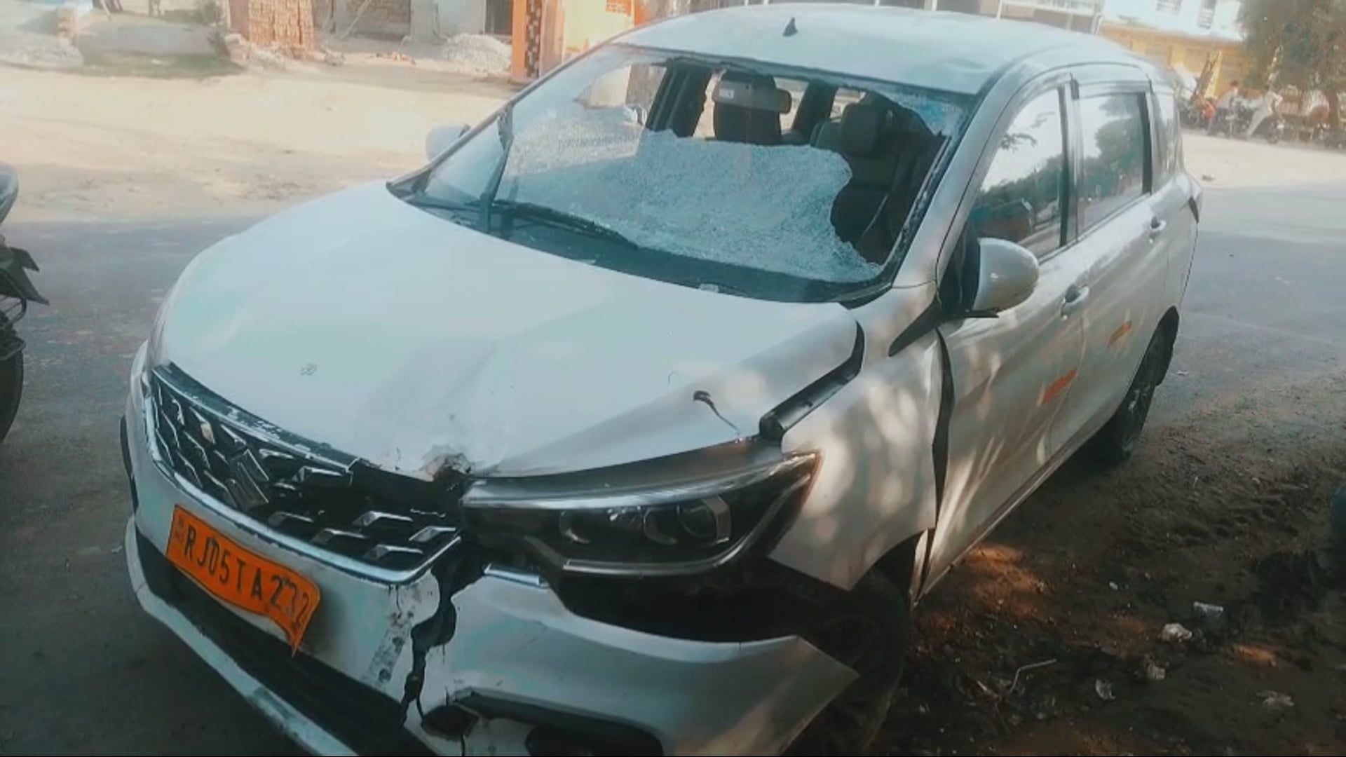 ‌पानीगांव रोड़ पर अर्टिगा और बाइक में हुई आमने-सामने की ज़ोरदार भिड़ंत, एक घायल, अस्पताल में कराया भर्ती।