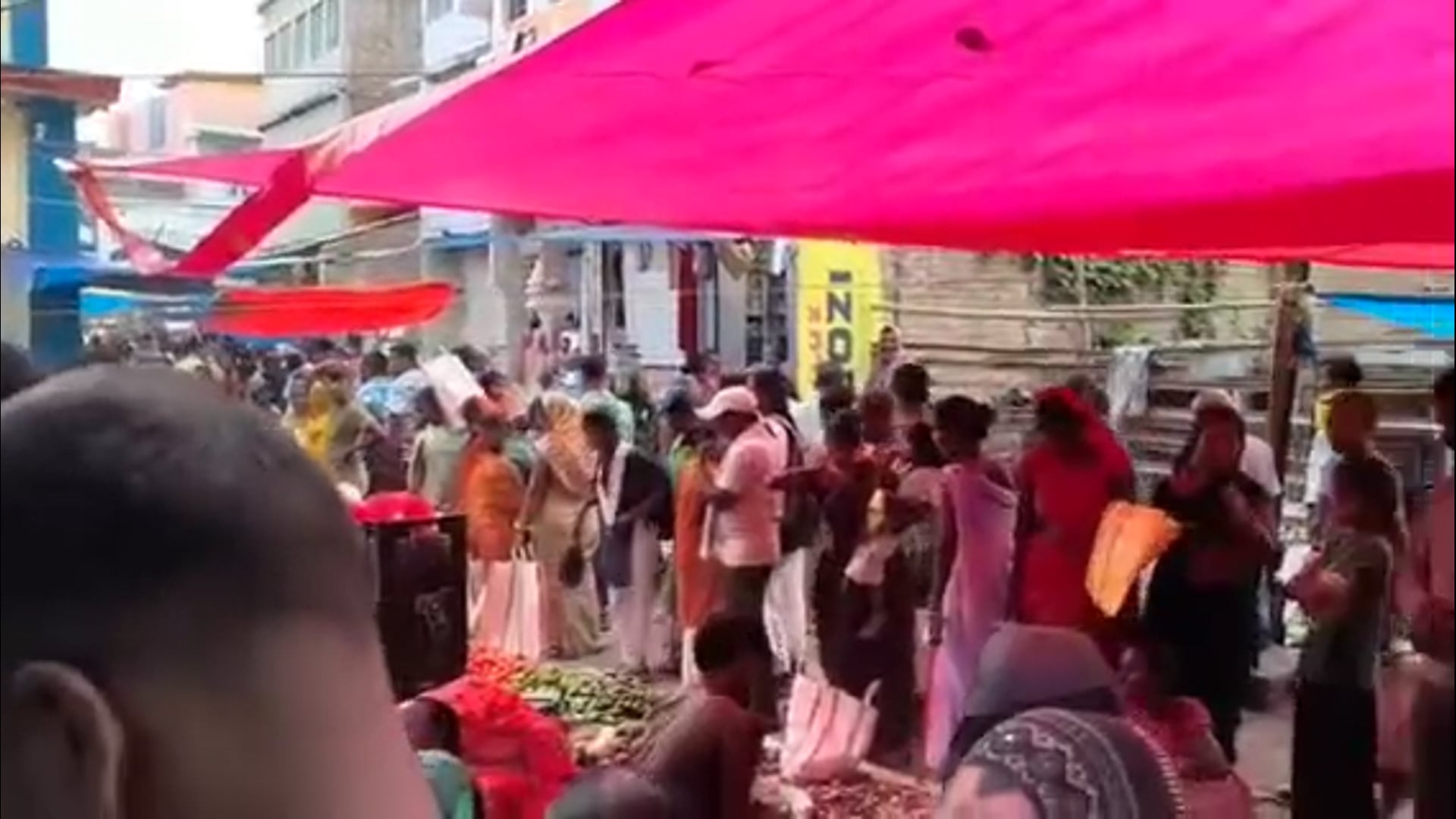 महिलाओं ने जितिया पर्व को लेकर किया जोरदार की खरीदारी रजौन प्रखंड अंतर्गत पुंसिया बाजार में