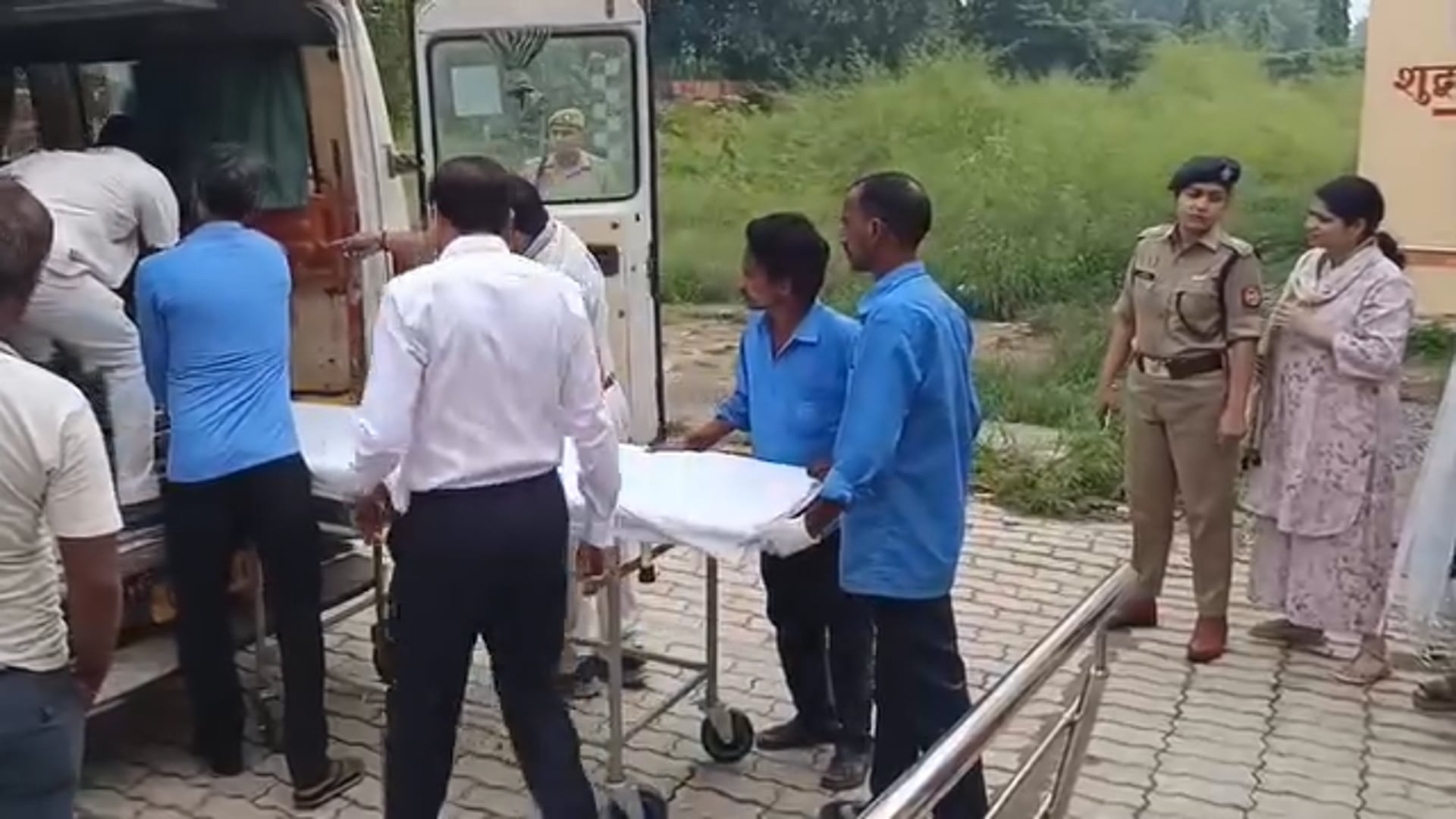 अम्बेडकर नगर: सड़क हादसे की सूचना पर डीएम-एसपी ने अस्पताल पहुंचकर जाना घायलों का हाल