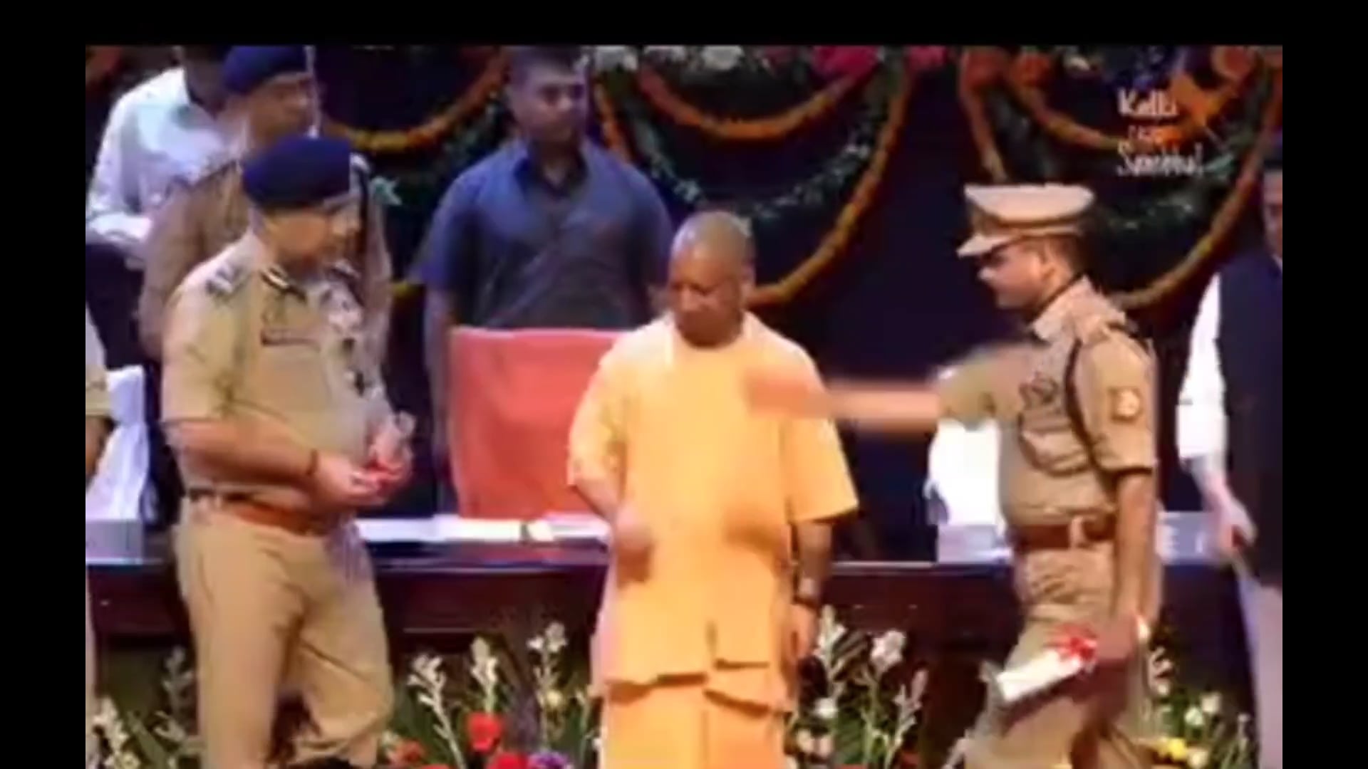 बहसूमा के जांबाज  संभल में तैनात, श्री कुलदीप कुमार अहलावत पुलिस उपाधीक्षक मुख्यमंत्री महोदय से सम्मान प्राप्त करते हुए