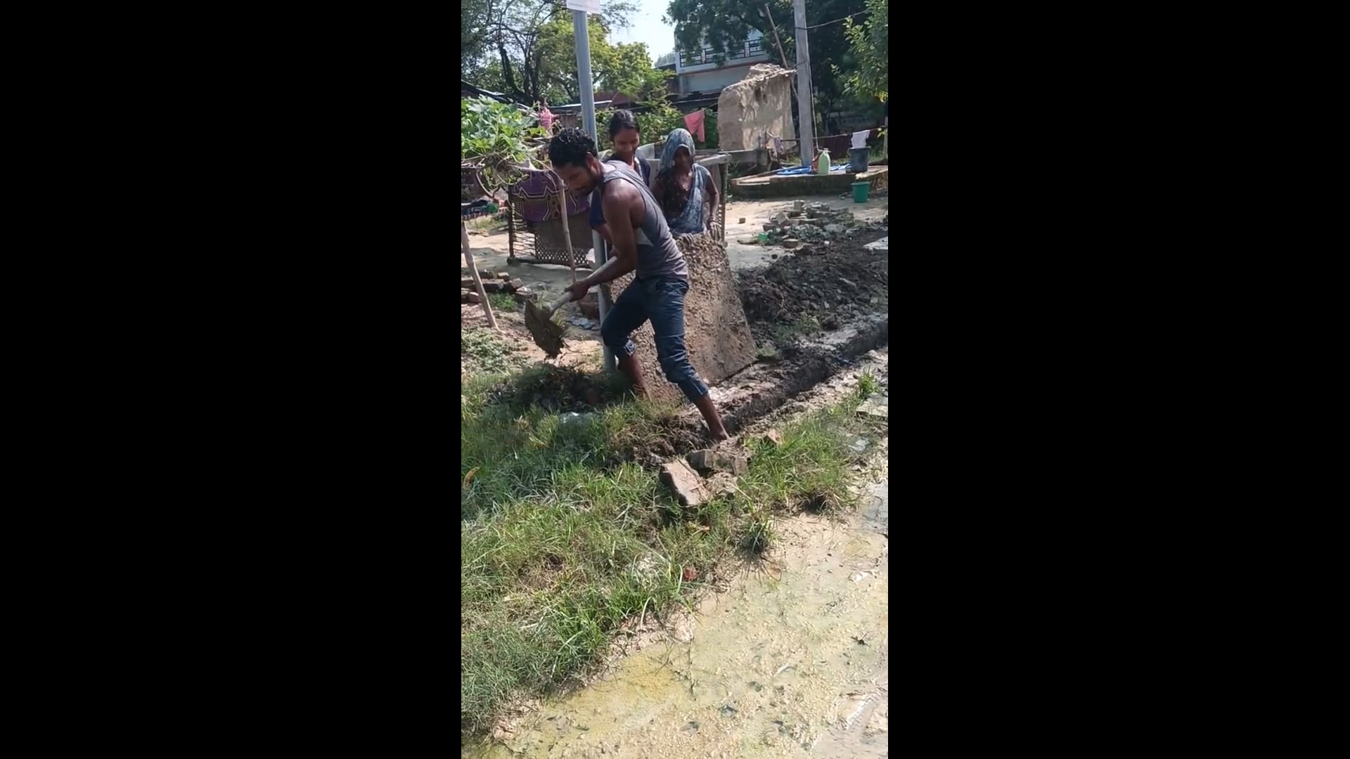 सफाई कर्मचारियों की लापरवाही हीरागंज बाजार के वार्ड नंबर 4 बलीपुर में खुद नाली साफ करने को मजबूर हुआ व्यक्ति#latest_news